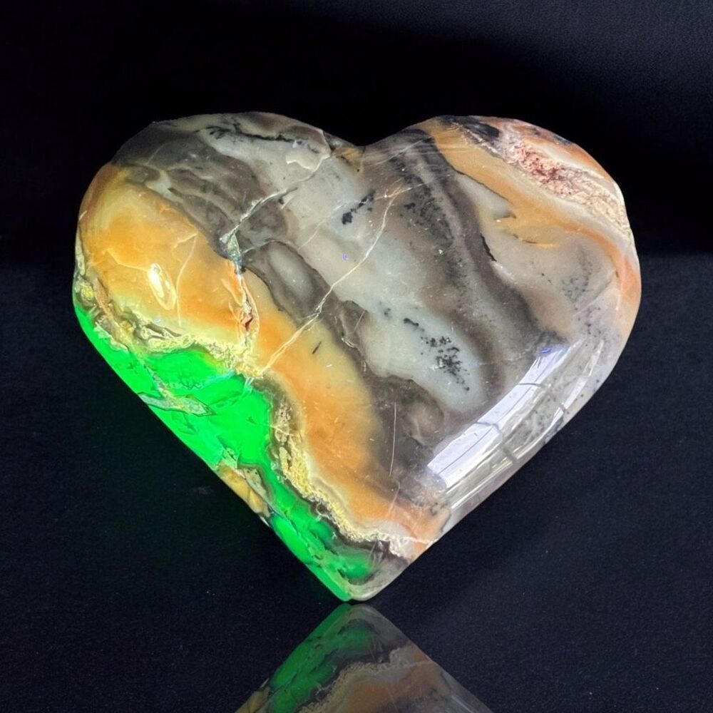 Volcano‎ Agate Heart Carving UV Reactive